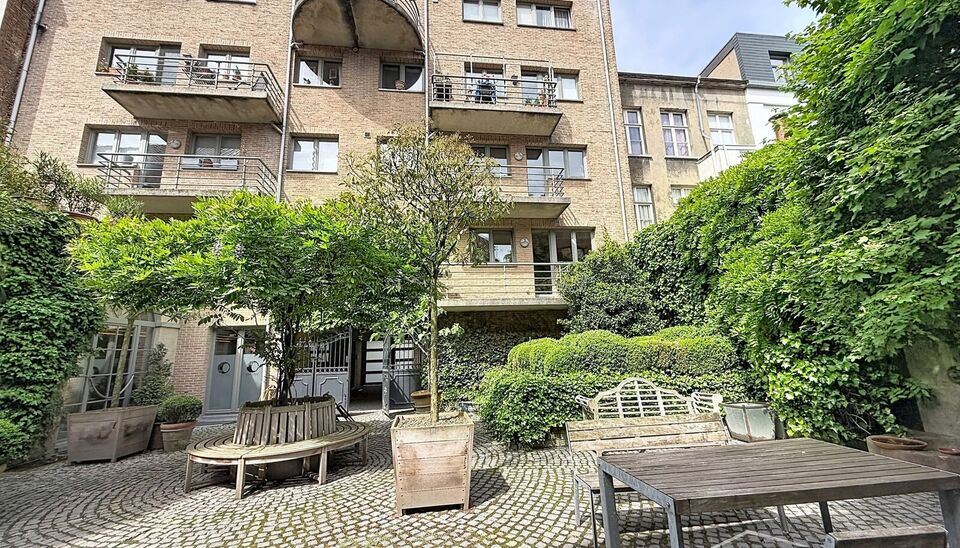 Ruim appartement (ca. 105m&sup2;) gelegen op de 1e verdieping van residentie Chacalli, op wandelafstand van het bruisende Eilandje. Via de inkomhal met ingemaakte kast en apart gastentoilet bereikt u de ruime en lichtrijke leefruimte (ca. 39 m&sup2;), afgewerkt m