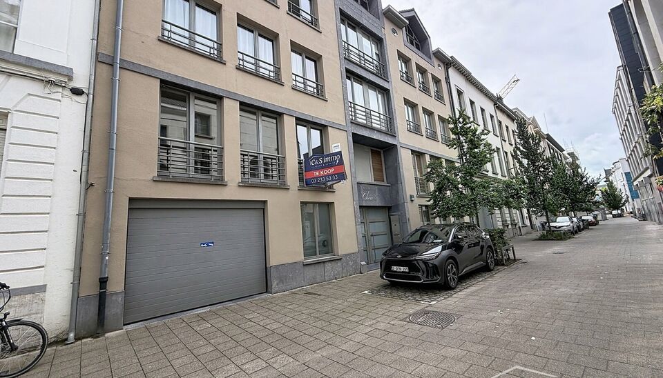 Ruim appartement (ca. 105m&sup2;) gelegen op de 1e verdieping van residentie Chacalli, op wandelafstand van het bruisende Eilandje. Via de inkomhal met ingemaakte kast en apart gastentoilet bereikt u de ruime en lichtrijke leefruimte (ca. 39 m&sup2;), afgewerkt m