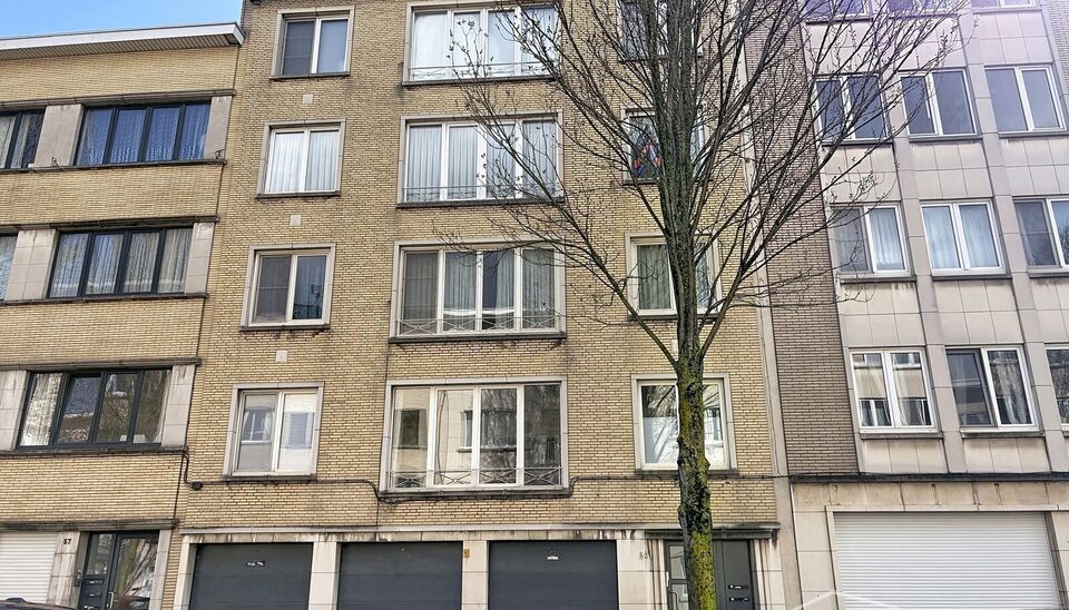 Lichtrijk en ruim appartement met inpandig terras gelegen op wandelafstand van alle winkels, openbaar vervoer en invalswegen.
Via de inkomhal betreedt u de ruime en lichtrijke leefruimte (ca. 33 m&sup2;), waar grote raampartijen zorgen voor een aangename lich