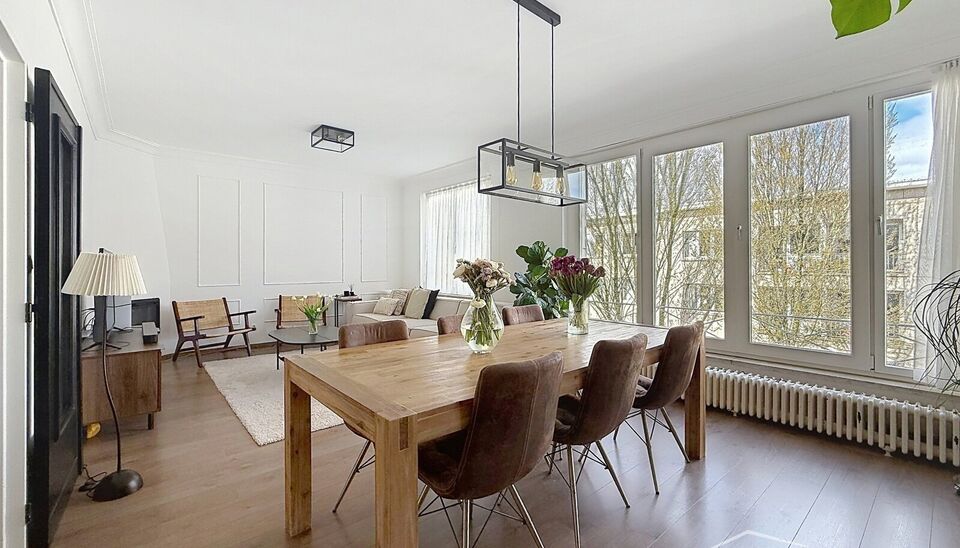 Lichtrijk en ruim appartement met inpandig terras gelegen op wandelafstand van alle winkels, openbaar vervoer en invalswegen.
Via de inkomhal betreedt u de ruime en lichtrijke leefruimte (ca. 33 m&sup2;), waar grote raampartijen zorgen voor een aangename lich