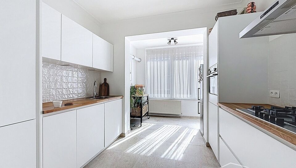 Lichtrijk en ruim appartement met inpandig terras gelegen op wandelafstand van alle winkels, openbaar vervoer en invalswegen.
Via de inkomhal betreedt u de ruime en lichtrijke leefruimte (ca. 33 m&sup2;), waar grote raampartijen zorgen voor een aangename lich