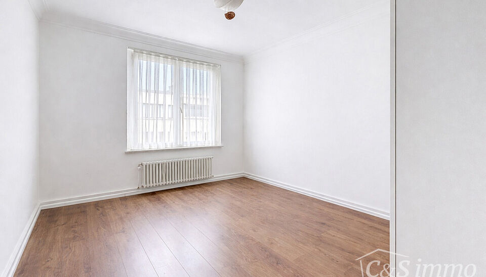 Lichtrijk en ruim appartement met inpandig terras gelegen op wandelafstand van alle winkels, openbaar vervoer en invalswegen.
Via de inkomhal betreedt u de ruime en lichtrijke leefruimte (ca. 33 m&sup2;), waar grote raampartijen zorgen voor een aangename lich