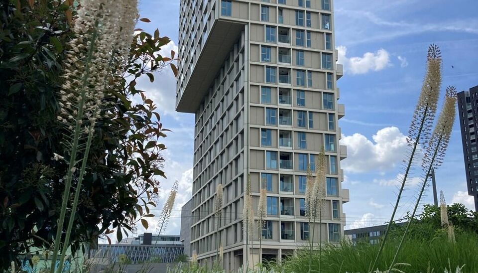 Luxe nieuwbouw appartement op de 20e verdieping met 270 graden uitzicht over Antwerpen, Park Spoor Noord, het Eilandje en de dokken. De lichtrijke leefruimte (ca. 26 m&sup2;) met open  keuken (ca. 6 m&sup2;) is voorzien van een keramische kookplaat, dampkap, koel
