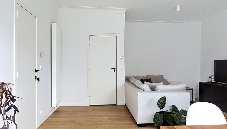 Stijlvol gerenoveerd appartement op de tweede verdieping van een kleinschalig gebouw.
Inkomhal, lichtrijke leefruimte (31 m&sup2;), afgewerkt met een mooie laminaatvloer. De grote vernieuwde ramen zorgen voor overvloedig natuurlijk licht en een open gevoel.
D
