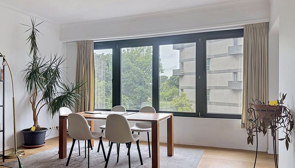 Stijlvol gerenoveerd appartement op de tweede verdieping van een kleinschalig gebouw.
Inkomhal, lichtrijke leefruimte (31 m&sup2;), afgewerkt met een mooie laminaatvloer. De grote vernieuwde ramen zorgen voor overvloedig natuurlijk licht en een open gevoel.
D