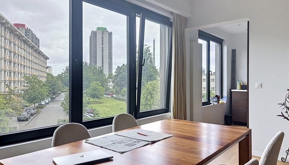 Stijlvol gerenoveerd appartement op de tweede verdieping van een kleinschalig gebouw.
Inkomhal, lichtrijke leefruimte (31 m&sup2;), afgewerkt met een mooie laminaatvloer. De grote vernieuwde ramen zorgen voor overvloedig natuurlijk licht en een open gevoel.
D