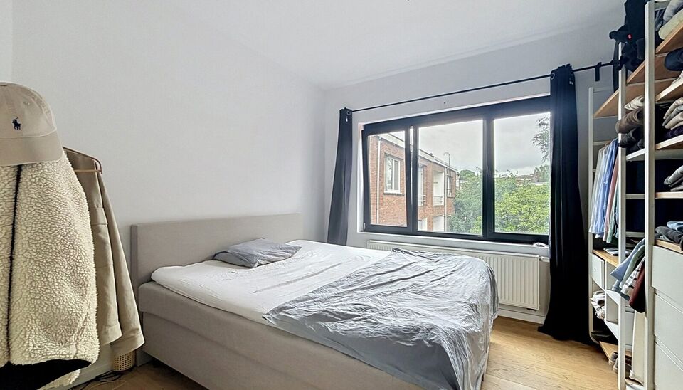 Stijlvol gerenoveerd appartement op de tweede verdieping van een kleinschalig gebouw.
Inkomhal, lichtrijke leefruimte (31 m&sup2;), afgewerkt met een mooie laminaatvloer. De grote vernieuwde ramen zorgen voor overvloedig natuurlijk licht en een open gevoel.
D