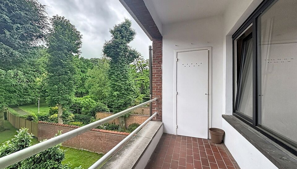 Stijlvol gerenoveerd appartement op de tweede verdieping van een kleinschalig gebouw.
Inkomhal, lichtrijke leefruimte (31 m&sup2;), afgewerkt met een mooie laminaatvloer. De grote vernieuwde ramen zorgen voor overvloedig natuurlijk licht en een open gevoel.
D
