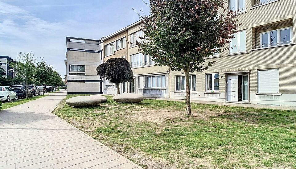 Stijlvol gerenoveerd appartement op de tweede verdieping van een kleinschalig gebouw.
Inkomhal, lichtrijke leefruimte (31 m&sup2;), afgewerkt met een mooie laminaatvloer. De grote vernieuwde ramen zorgen voor overvloedig natuurlijk licht en een open gevoel.
D