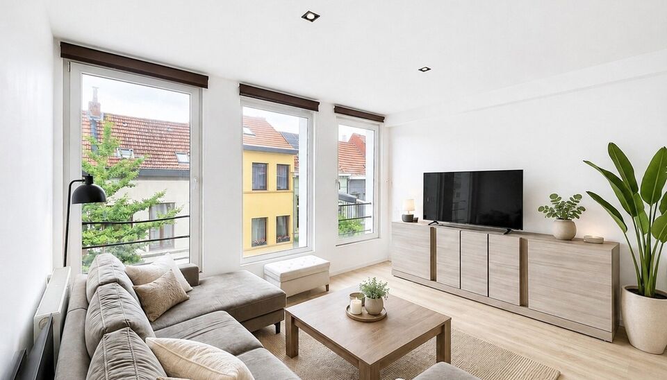 Mooi appartement op de tweede verdieping met een riant terras. Inkomhal, lichtrijke leefruimte (ca 37m&sup2;) met een open ge&iuml;nstalleerde keuken. De moderne keuken is uitgerust met keramische kookplaat, oven, dampkap, vaatwasser en koelkast met vriesvak. Van