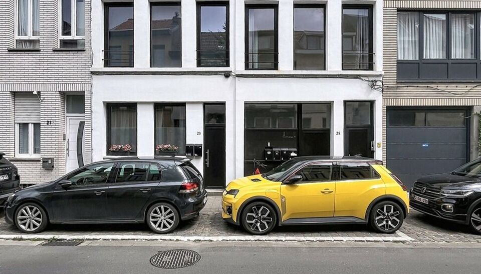 Mooi appartement op de tweede verdieping met een riant terras. Inkomhal, lichtrijke leefruimte (ca 37m&sup2;) met een open ge&iuml;nstalleerde keuken. De moderne keuken is uitgerust met keramische kookplaat, oven, dampkap, vaatwasser en koelkast met vriesvak. Van