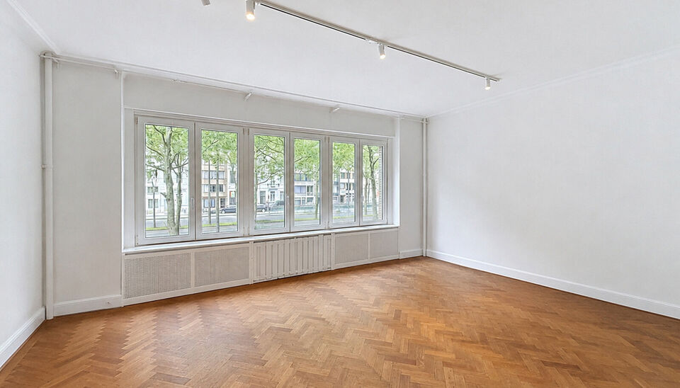 Ontdek dit lichtrijke appartement op een toplocatie aan de Leie, vlakbij het oude justitiepaleis. Het appartement bevindt zich op de eerste verdieping en combineert een aangename woonomgeving met een prachtig uitzicht.
Via de uitnodigende inkomhal, voorzi