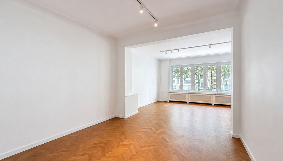 Ontdek dit lichtrijke appartement op een toplocatie aan de Leie, vlakbij het oude justitiepaleis. Het appartement bevindt zich op de eerste verdieping en combineert een aangename woonomgeving met een prachtig uitzicht.
Via de uitnodigende inkomhal, voorzi