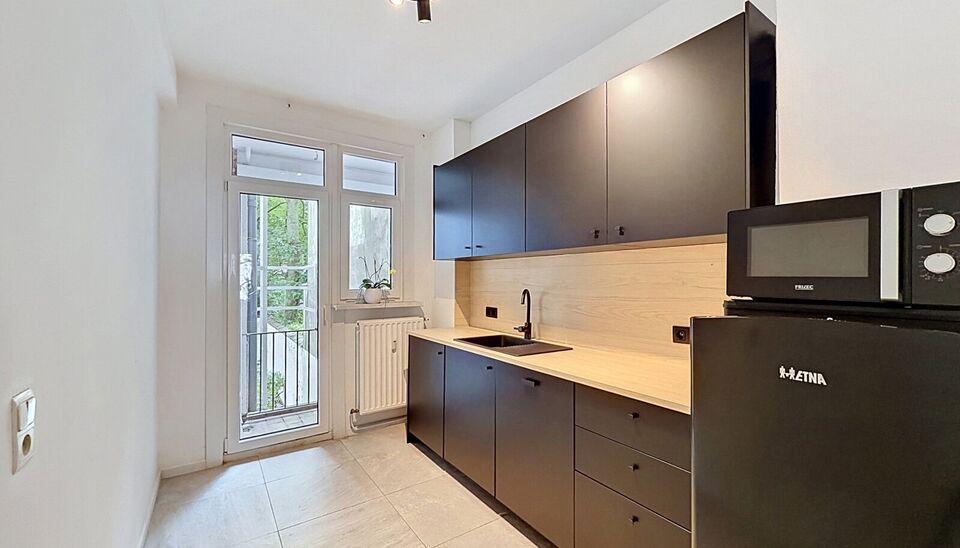Ontdek dit lichtrijke appartement op een toplocatie aan de Leie, vlakbij het oude justitiepaleis. Het appartement bevindt zich op de eerste verdieping en combineert een aangename woonomgeving met een prachtig uitzicht.
Via de uitnodigende inkomhal, voorzi