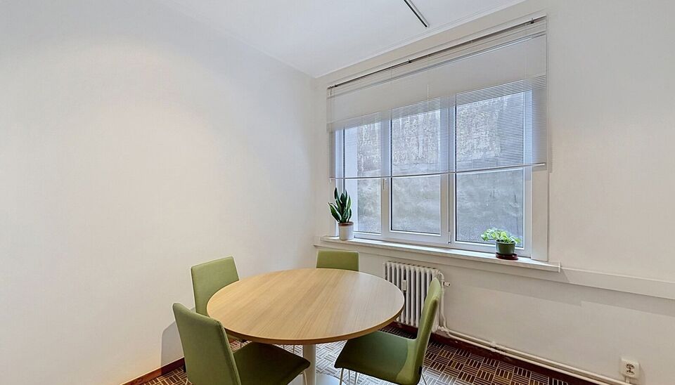 Ontdek dit lichtrijke appartement op een toplocatie aan de Leie, vlakbij het oude justitiepaleis. Het appartement bevindt zich op de eerste verdieping en combineert een aangename woonomgeving met een prachtig uitzicht.
Via de uitnodigende inkomhal, voorzi