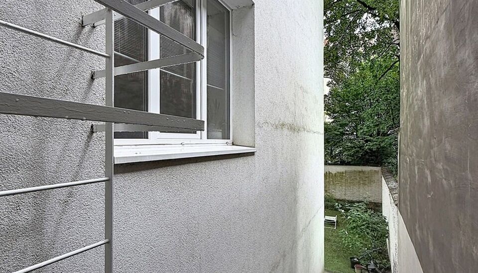 Ontdek dit lichtrijke appartement op een toplocatie aan de Leie, vlakbij het oude justitiepaleis. Het appartement bevindt zich op de eerste verdieping en combineert een aangename woonomgeving met een prachtig uitzicht.
Via de uitnodigende inkomhal, voorzi