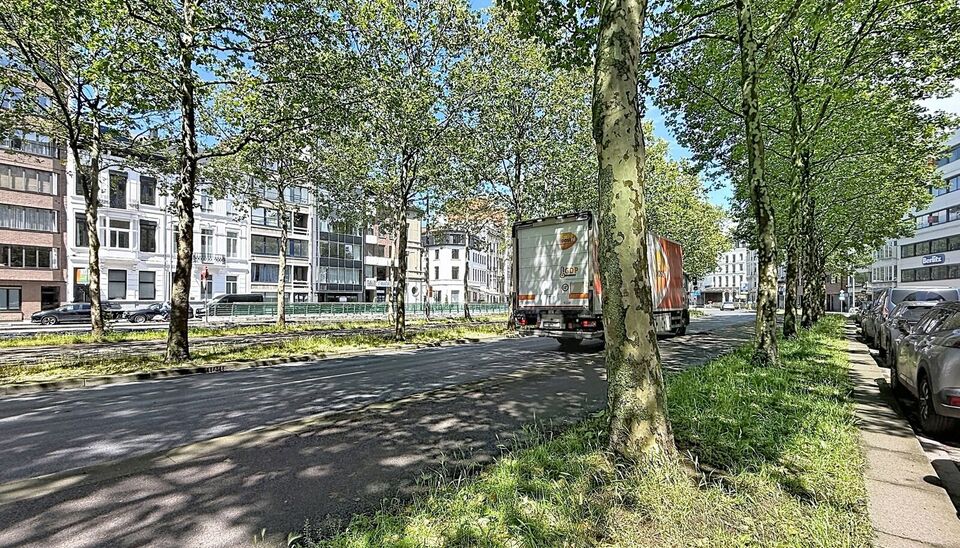 Ontdek dit lichtrijke appartement op een toplocatie aan de Leie, vlakbij het oude justitiepaleis. Het appartement bevindt zich op de eerste verdieping en combineert een aangename woonomgeving met een prachtig uitzicht.
Via de uitnodigende inkomhal, voorzi