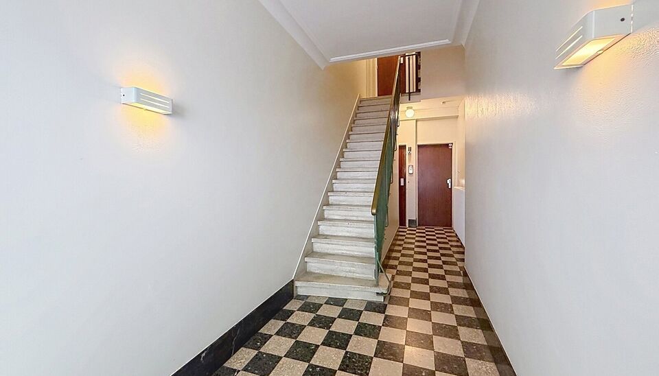 Ontdek dit lichtrijke appartement op een toplocatie aan de Leie, vlakbij het oude justitiepaleis. Het appartement bevindt zich op de eerste verdieping en combineert een aangename woonomgeving met een prachtig uitzicht.
Via de uitnodigende inkomhal, voorzi