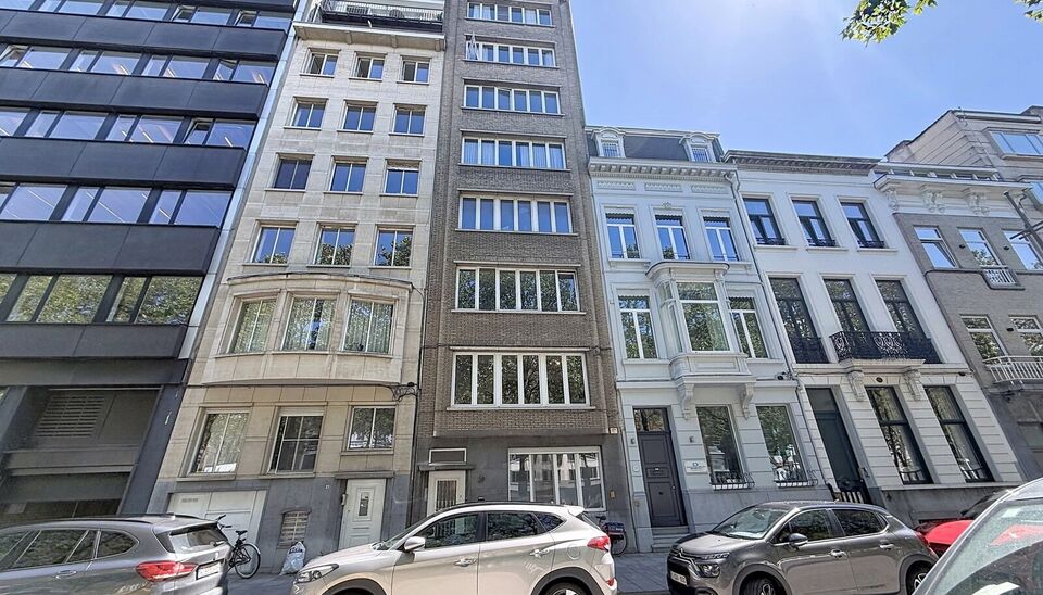 Ontdek dit lichtrijke appartement op een toplocatie aan de Leie, vlakbij het oude justitiepaleis. Het appartement bevindt zich op de eerste verdieping en combineert een aangename woonomgeving met een prachtig uitzicht.
Via de uitnodigende inkomhal, voorzi