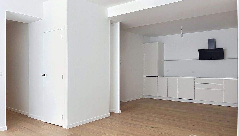 Wonen in &eacute;&eacute;n van de mooiste straten van Antwerpen? Welkom in residentie Emilia op de Dodoensstraat 6.&nbsp;
Een recent gerenoveerd gelijkvloers appartement met ruime zonnige tuin.&nbsp;
Via de inkomdeur komt u uit in de ruime keuken voorzien van alle nodige toe