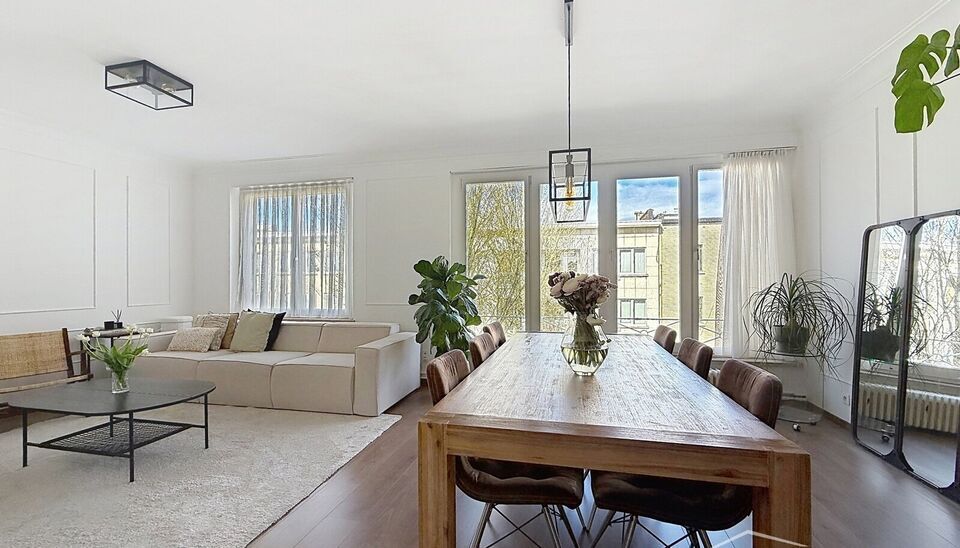 Lichtrijk en ruim appartement met inpandig terras gelegen op wandelafstand van alle winkels, openbaar vervoer en invalswegen.
Via de inkomhal betreedt u de ruime en lichtrijke leefruimte (ca. 33 m&sup2;), waar grote raampartijen zorgen voor een aangename lich