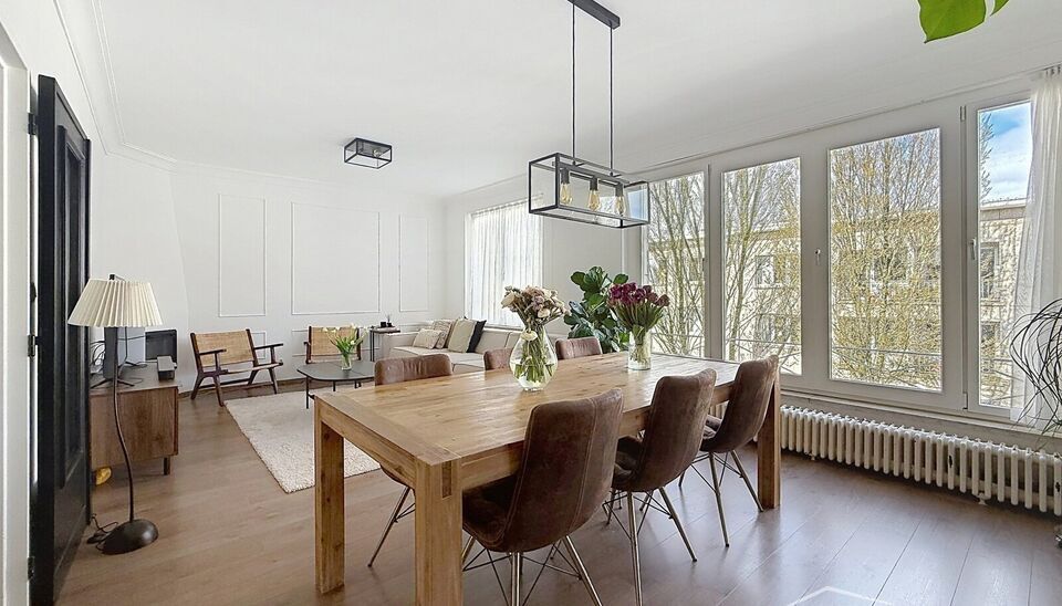 Lichtrijk en ruim appartement met inpandig terras gelegen op wandelafstand van alle winkels, openbaar vervoer en invalswegen.
Via de inkomhal betreedt u de ruime en lichtrijke leefruimte (ca. 33 m&sup2;), waar grote raampartijen zorgen voor een aangename lich