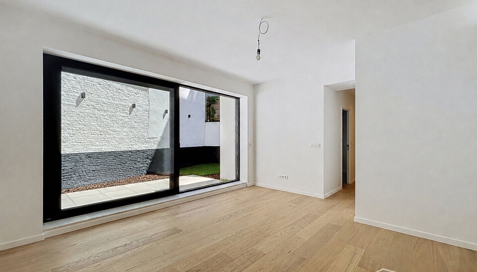 Wonen in &eacute;&eacute;n van de mooiste straten van Antwerpen? Welkom in residentie Emilia op de Dodoensstraat 6.&nbsp;
Een recent gerenoveerd gelijkvloers appartement met ruime zonnige tuin.&nbsp;
Via de inkomdeur komt u uit in de ruime keuken voorzien van alle nodige toe