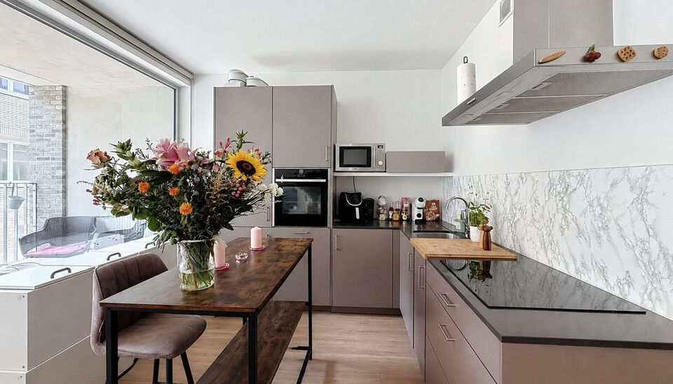 Instapklaar appartement met 2 slaapkamers en zijdelings zicht op Park Spoor Noord.
Dit goed onderhouden appartement geniet van een uitstekende ligging vlak bij Park Spoor Noord en biedt een aangename combinatie van licht, ruimte en comfort.
De ruime en li