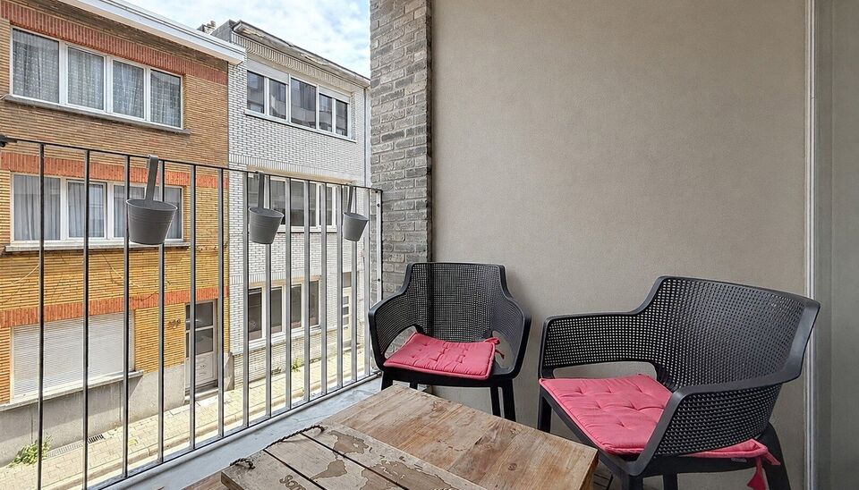 Instapklaar appartement met 2 slaapkamers en zijdelings zicht op Park Spoor Noord.
Dit goed onderhouden appartement geniet van een uitstekende ligging vlak bij Park Spoor Noord en biedt een aangename combinatie van licht, ruimte en comfort.
De ruime en li