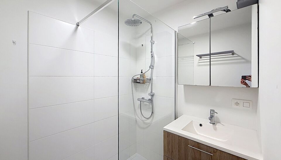Instapklaar appartement met 2 slaapkamers en zijdelings zicht op Park Spoor Noord.
Dit goed onderhouden appartement geniet van een uitstekende ligging vlak bij Park Spoor Noord en biedt een aangename combinatie van licht, ruimte en comfort.
De ruime en li