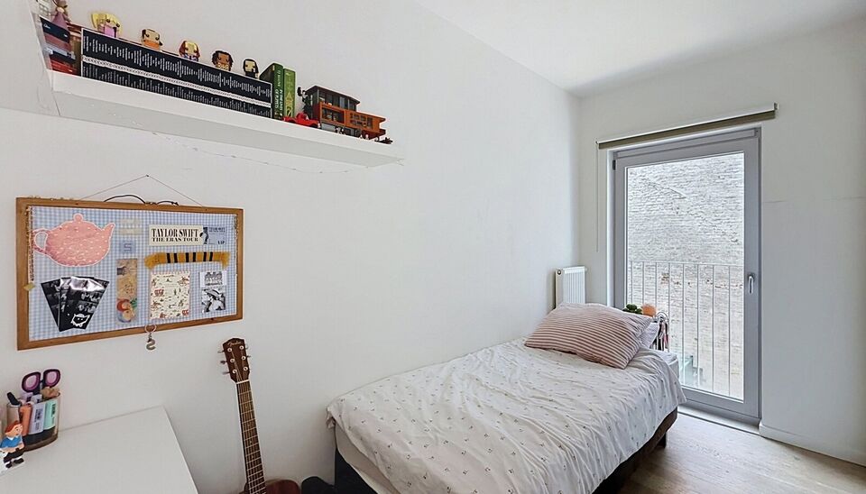 Instapklaar appartement met 2 slaapkamers en zijdelings zicht op Park Spoor Noord.
Dit goed onderhouden appartement geniet van een uitstekende ligging vlak bij Park Spoor Noord en biedt een aangename combinatie van licht, ruimte en comfort.
De ruime en li