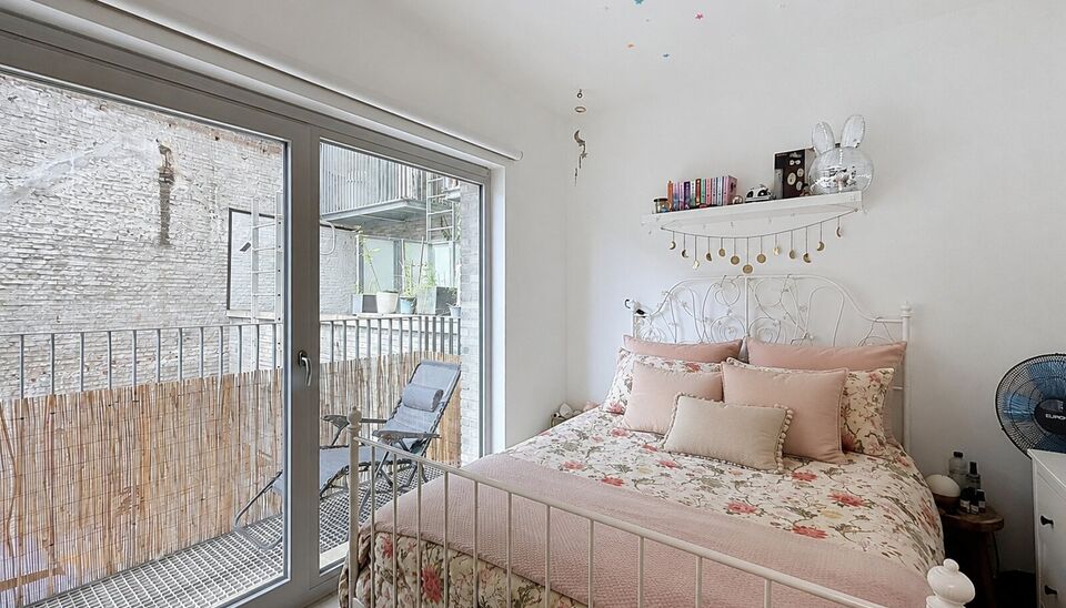 Instapklaar appartement met 2 slaapkamers en zijdelings zicht op Park Spoor Noord.
Dit goed onderhouden appartement geniet van een uitstekende ligging vlak bij Park Spoor Noord en biedt een aangename combinatie van licht, ruimte en comfort.
De ruime en li