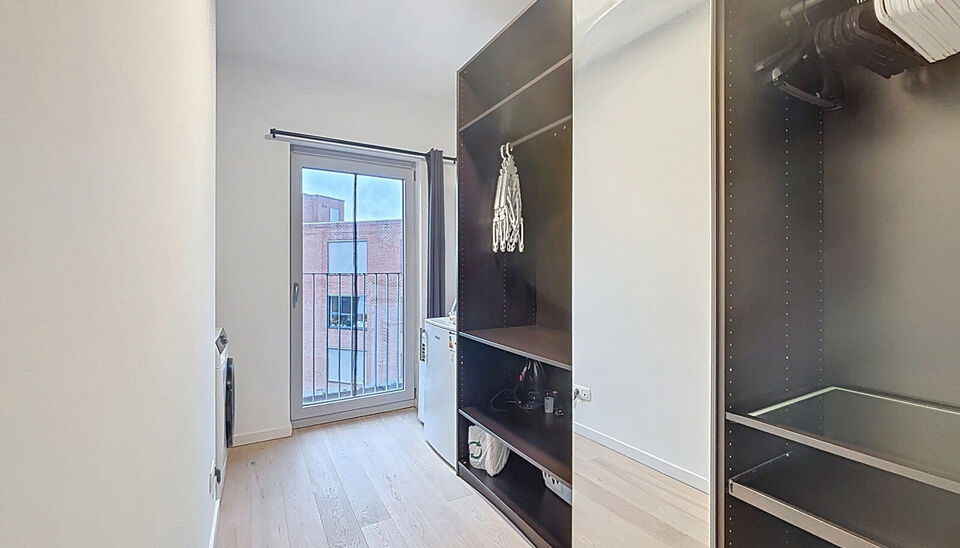 Instapklaar appartement met 2 slaapkamers en zijdelings zicht op Park Spoor Noord.
Dit goed onderhouden appartement geniet van een uitstekende ligging vlak bij Park Spoor Noord en biedt een aangename combinatie van licht, ruimte en comfort.
De ruime en li