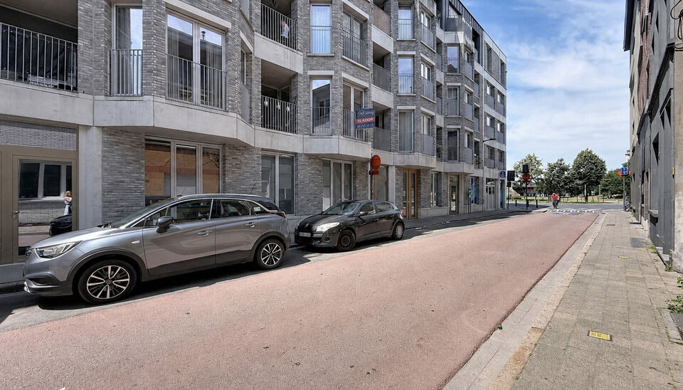 Instapklaar appartement met 2 slaapkamers en zijdelings zicht op Park Spoor Noord.
Dit goed onderhouden appartement geniet van een uitstekende ligging vlak bij Park Spoor Noord en biedt een aangename combinatie van licht, ruimte en comfort.
De ruime en li