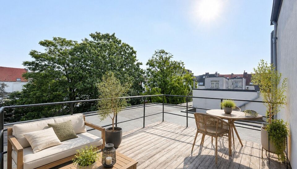 Mooi appartement op de tweede verdieping met een riant terras. Inkomhal, lichtrijke leefruimte (ca 37m&sup2;) met een open ge&iuml;nstalleerde keuken. De moderne keuken is uitgerust met keramische kookplaat, oven, dampkap, vaatwasser en koelkast met vriesvak. Van