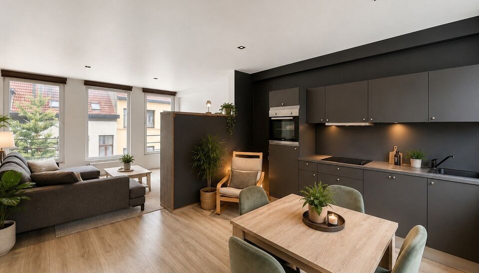 Mooi appartement op de tweede verdieping met een riant terras. Inkomhal, lichtrijke leefruimte (ca 37m&sup2;) met een open ge&iuml;nstalleerde keuken. De moderne keuken is uitgerust met keramische kookplaat, oven, dampkap, vaatwasser en koelkast met vriesvak. Van