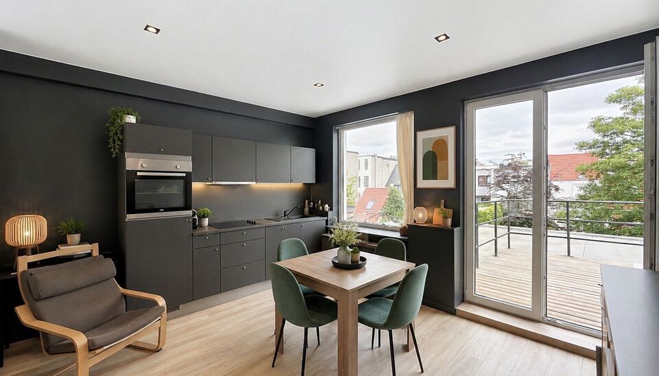 Mooi appartement op de tweede verdieping met een riant terras. Inkomhal, lichtrijke leefruimte (ca 37m&sup2;) met een open ge&iuml;nstalleerde keuken. De moderne keuken is uitgerust met keramische kookplaat, oven, dampkap, vaatwasser en koelkast met vriesvak. Van