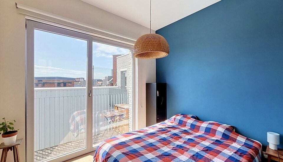 Ontdek dit instapklare appartement op de vierde verdieping van een recent gebouw (2018), ideaal gelegen op wandelafstand van Park Spoor Noord. Dankzij de moderne afwerking, energiezuinigheid en uitstekende ligging is dit de perfecte woonst voor zowel eige