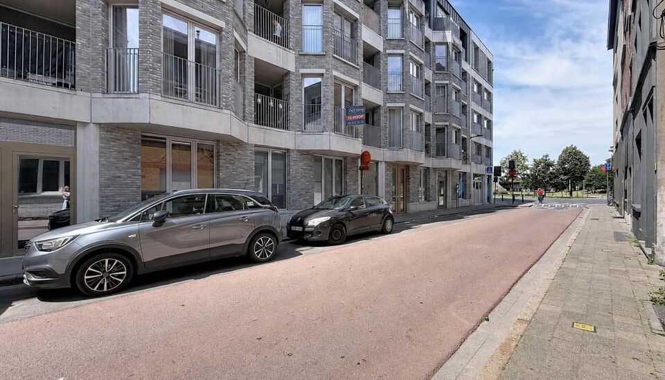 Ontdek dit instapklare appartement op de vierde verdieping van een recent gebouw (2018), ideaal gelegen op wandelafstand van Park Spoor Noord. Dankzij de moderne afwerking, energiezuinigheid en uitstekende ligging is dit de perfecte woonst voor zowel eige