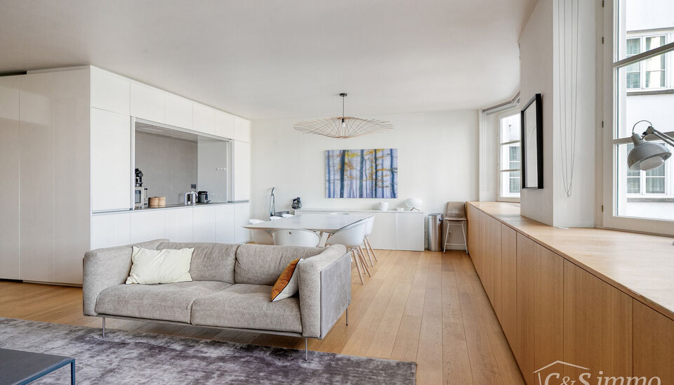 Kwalitatief afgewerkt appartement op de vierde verdieping van &lsquo;Het Koninklijk Entrepot&rsquo;. Men betreedt de woning via de inkomhal, met veiligheidsdeur, die rechtstreeks toegang biedt tot de open en lichtrijke woon- en eetkamer op parket die een frontaal