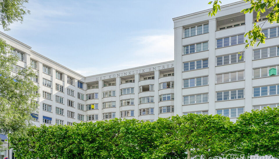 Kwalitatief afgewerkt appartement op de vierde verdieping van &lsquo;Het Koninklijk Entrepot&rsquo;. Men betreedt de woning via de inkomhal, met veiligheidsdeur, die rechtstreeks toegang biedt tot de open en lichtrijke woon- en eetkamer op parket die een frontaal
