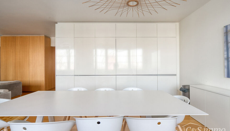 Kwalitatief afgewerkt appartement op de vierde verdieping van &lsquo;Het Koninklijk Entrepot&rsquo;. Men betreedt de woning via de inkomhal, met veiligheidsdeur, die rechtstreeks toegang biedt tot de open en lichtrijke woon- en eetkamer op parket die een frontaal