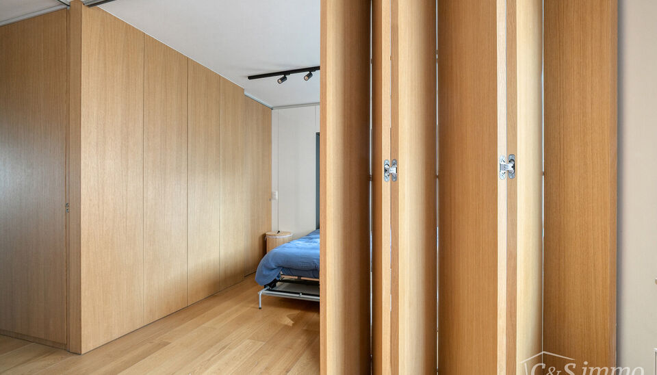 Kwalitatief afgewerkt appartement op de vierde verdieping van &lsquo;Het Koninklijk Entrepot&rsquo;. Men betreedt de woning via de inkomhal, met veiligheidsdeur, die rechtstreeks toegang biedt tot de open en lichtrijke woon- en eetkamer op parket die een frontaal