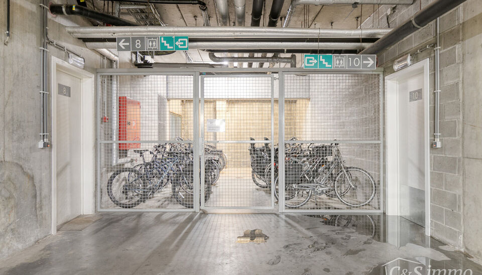 Kwalitatief afgewerkt appartement op de vierde verdieping van &lsquo;Het Koninklijk Entrepot&rsquo;. Men betreedt de woning via de inkomhal, met veiligheidsdeur, die rechtstreeks toegang biedt tot de open en lichtrijke woon- en eetkamer op parket die een frontaal