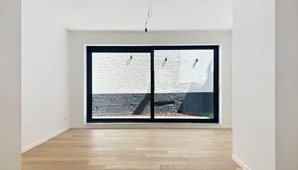 Wonen in &eacute;&eacute;n van de mooiste straten van Antwerpen? Welkom in residentie Emilia op de Dodoensstraat 6.&nbsp;
Een recent gerenoveerd gelijkvloers appartement met ruime zonnige tuin.&nbsp;
Via de inkomdeur komt u uit in de ruime keuken voorzien van alle nodige toe