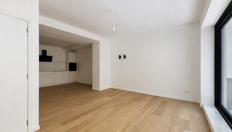 Wonen in &eacute;&eacute;n van de mooiste straten van Antwerpen? Welkom in residentie Emilia op de Dodoensstraat 6.&nbsp;
Een recent gerenoveerd gelijkvloers appartement met ruime zonnige tuin.&nbsp;
Via de inkomdeur komt u uit in de ruime keuken voorzien van alle nodige toe