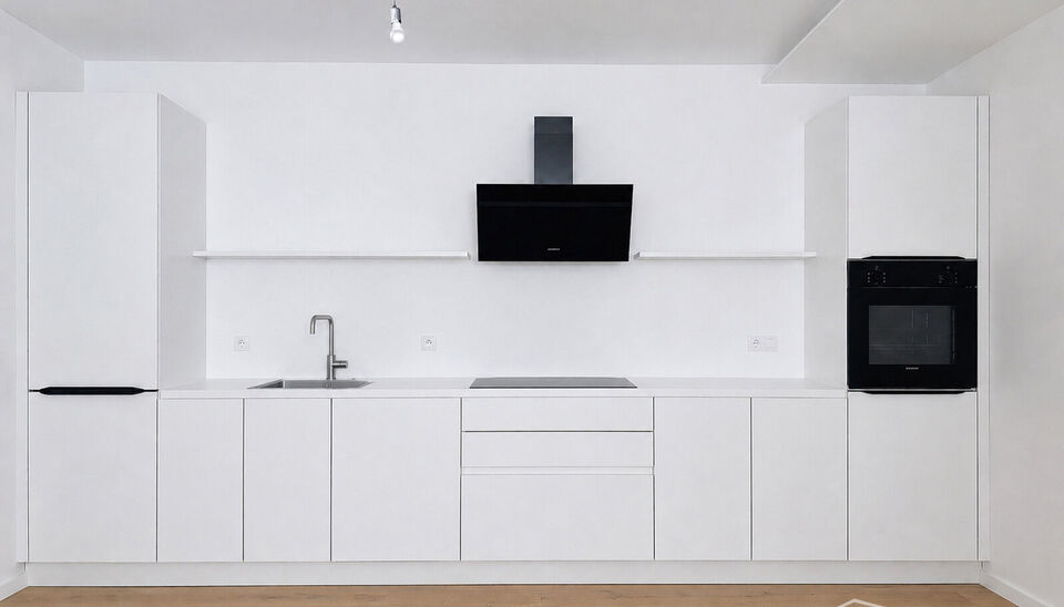 Wonen in &eacute;&eacute;n van de mooiste straten van Antwerpen? Welkom in residentie Emilia op de Dodoensstraat 6.&nbsp;
Een recent gerenoveerd gelijkvloers appartement met ruime zonnige tuin.&nbsp;
Via de inkomdeur komt u uit in de ruime keuken voorzien van alle nodige toe