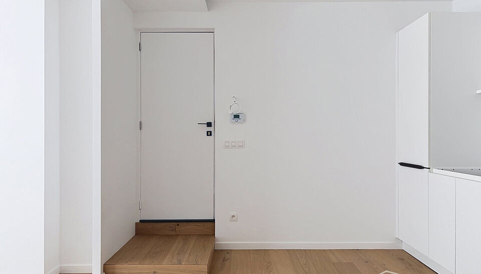 Wonen in &eacute;&eacute;n van de mooiste straten van Antwerpen? Welkom in residentie Emilia op de Dodoensstraat 6.&nbsp;
Een recent gerenoveerd gelijkvloers appartement met ruime zonnige tuin.&nbsp;
Via de inkomdeur komt u uit in de ruime keuken voorzien van alle nodige toe