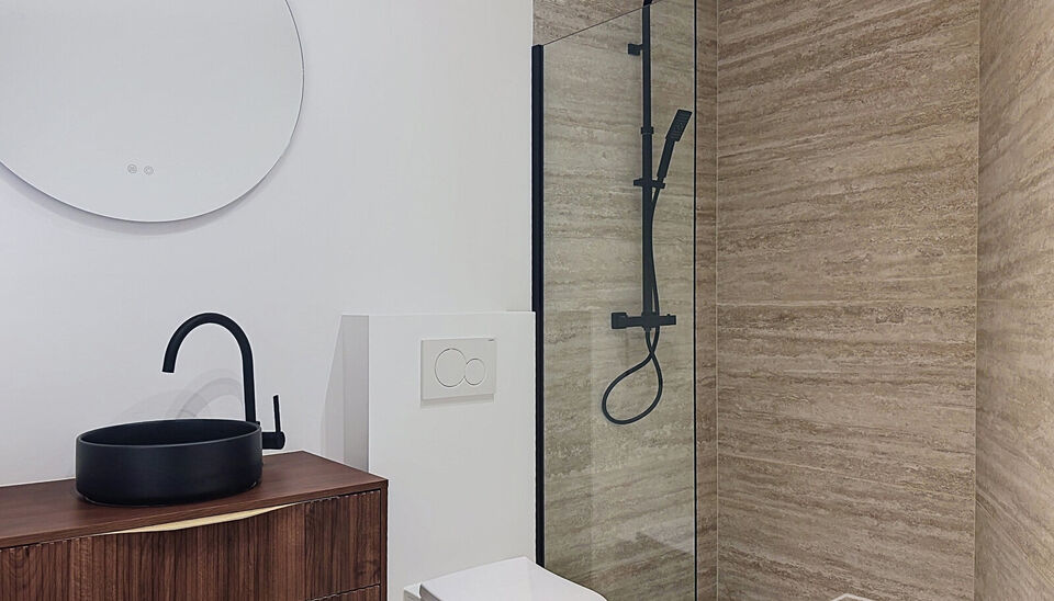 Wonen in &eacute;&eacute;n van de mooiste straten van Antwerpen? Welkom in residentie Emilia op de Dodoensstraat 6.&nbsp;
Een recent gerenoveerd gelijkvloers appartement met ruime zonnige tuin.&nbsp;
Via de inkomdeur komt u uit in de ruime keuken voorzien van alle nodige toe
