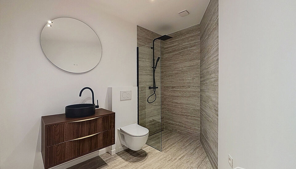 Wonen in &eacute;&eacute;n van de mooiste straten van Antwerpen? Welkom in residentie Emilia op de Dodoensstraat 6.&nbsp;
Een recent gerenoveerd gelijkvloers appartement met ruime zonnige tuin.&nbsp;
Via de inkomdeur komt u uit in de ruime keuken voorzien van alle nodige toe